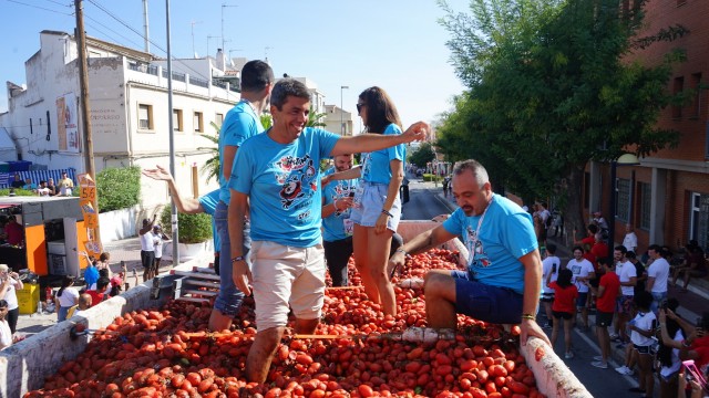 Mazón participa en la Tomatina de Buñol y ensalza el carácter “alegre y hospitalario” de la fiesta