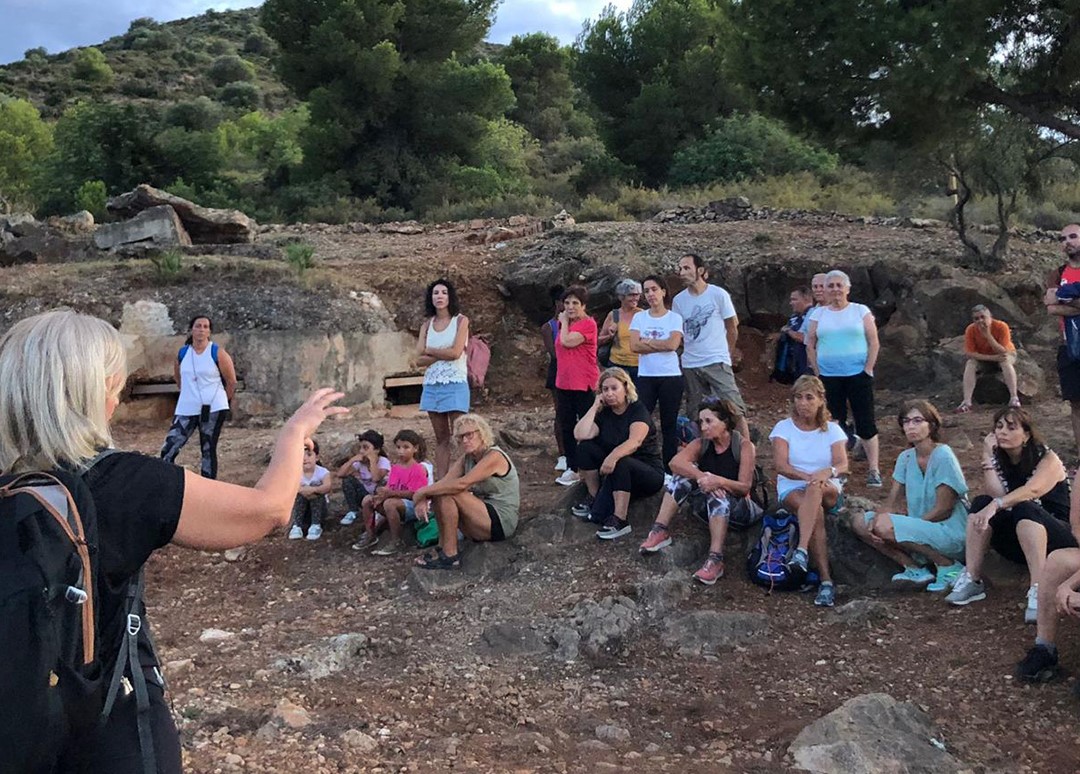 Almenara reuneix a més de 70 persones en la ruta nocturna al conjunt de Darrere del Castell