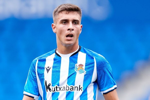 El Elche mantiene el ritmo en la carrera de fondo por el delantero centro realista Jon Karrikaburu