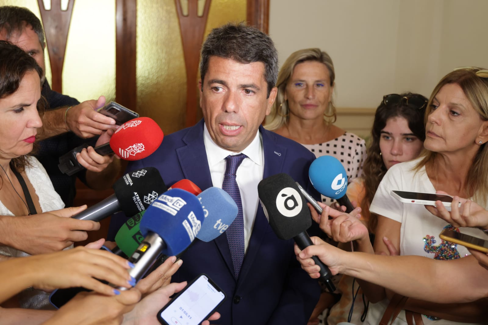 Mazón pedirá a la Academia Valenciana de la Lengua 