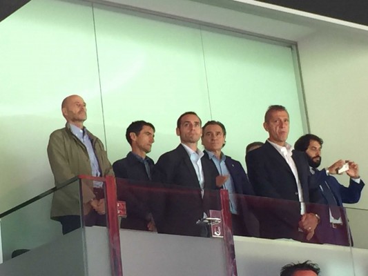 Prandelli presencia el Valencia-Atlético en el palco de Mestalla
