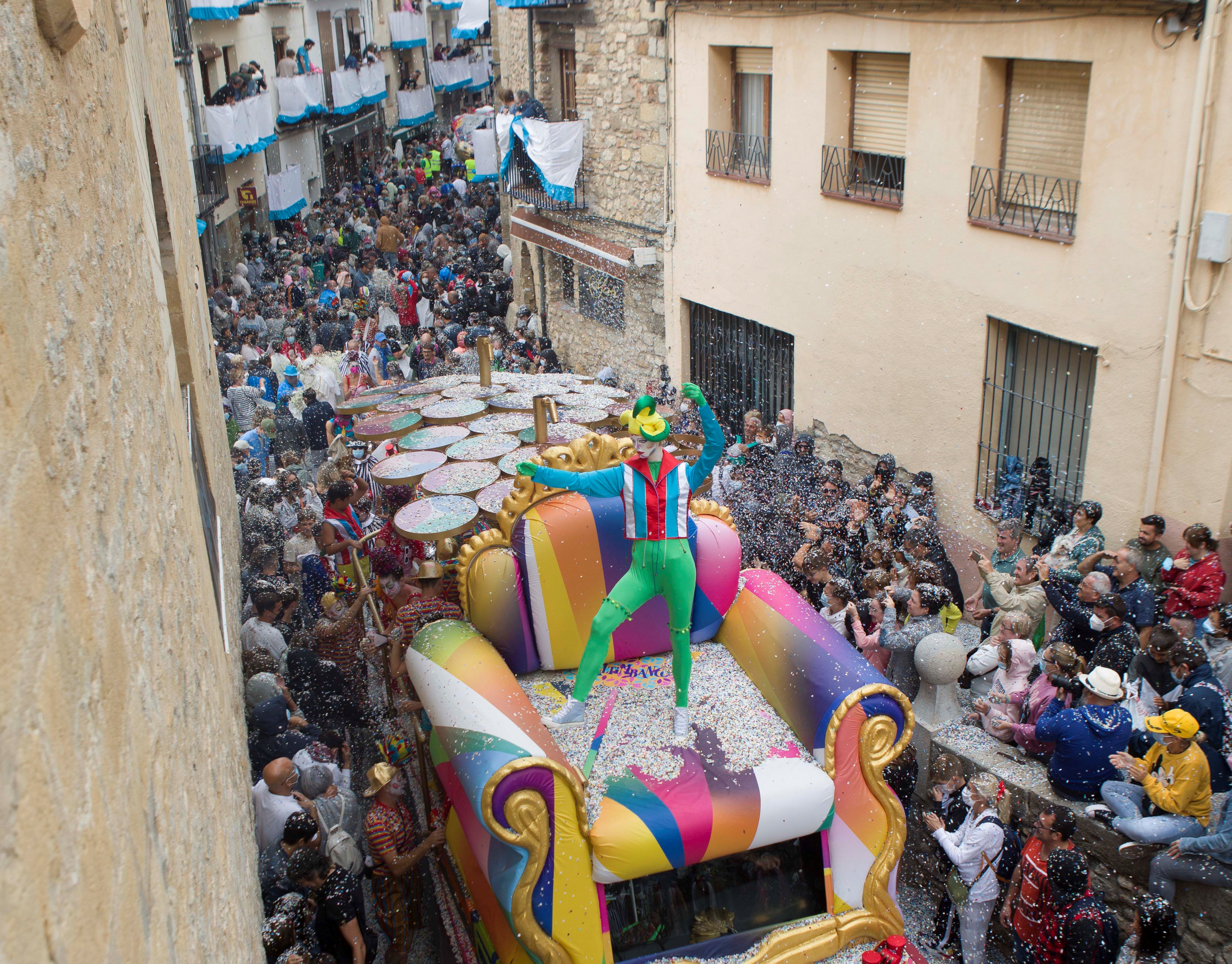 La batalla de confeti apropa a més de 16.500 persones a Morella en l'Anunci del 55 Sexenni