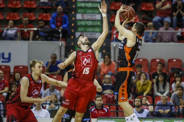 Valencia Basket aprovecha el desfondamiento de Tecnyconta en el cuarto final