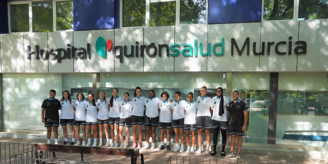 Quirónsalud Murcia renueva su colaboración con el Club de Baloncesto Femenino Hozono Global Jairis

