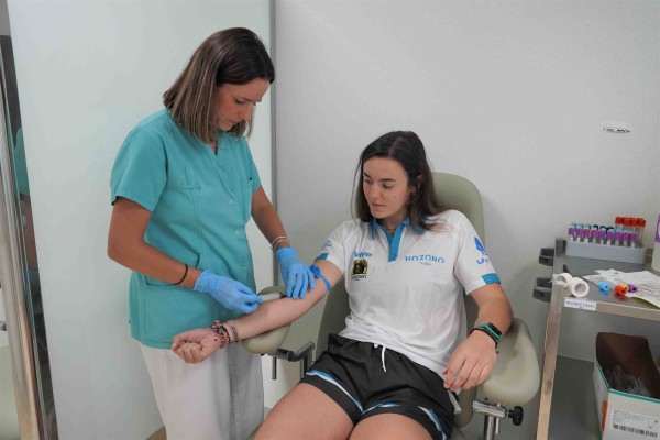 Quirónsalud Murcia renueva su colaboración con el Club de Baloncesto Femenino Hozono Global Jairis