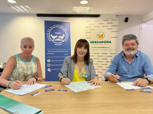 Mercadona entrega más de 650 tarjetas de compra a Banco de Alimentos del Segura 