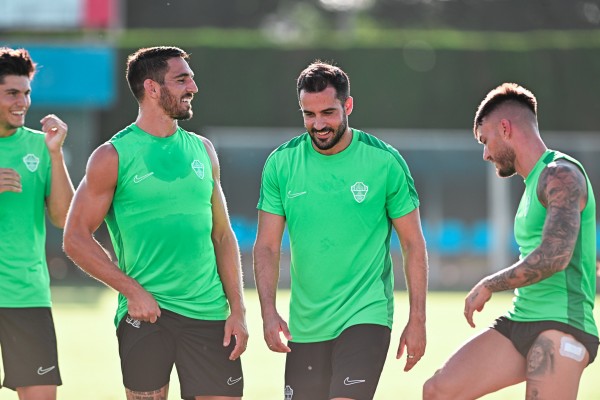 El Elche prepara la visita del Racing sin Boyé y con cuatro ausencias más
