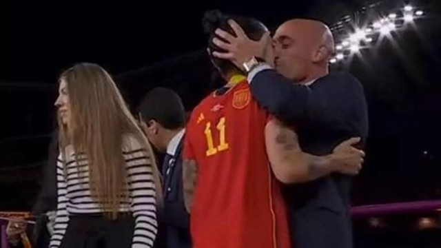 Un beso y dos Españas