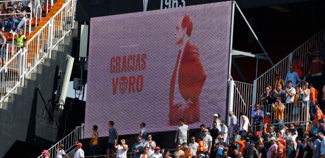 La afición del Valencia muestra su cariño a Voro tras su etapa en el banquillo