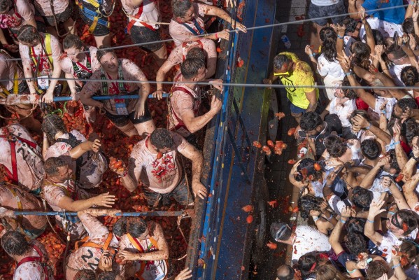 Renfe ofrece 4.500 plazas adicionales en Cercanías para disfrutar de la Tomatina de Buñol