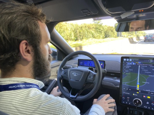 La tecnología para conducir sin manos llegará a España en unos meses de la mano de Ford
