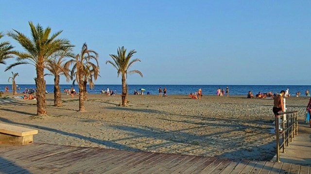 El gobierno de Santa Pola se defiende las críticas en el Tamarit y asevera que el kitesurf no puede ir a La Gola