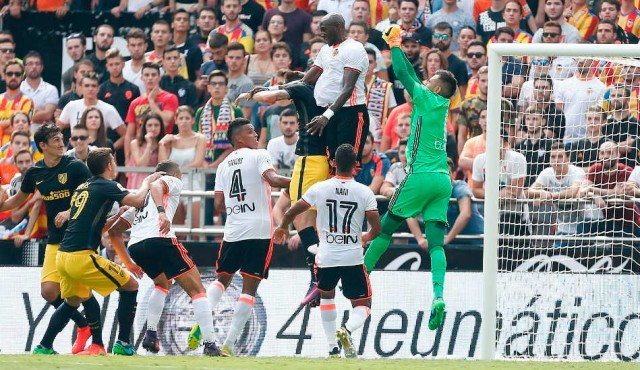 El Valencia completa su peor arranque con goles en contra en más de 50 años