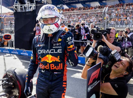 Tripleta de 'poles' para Verstappen en Zandvoort, con Alonso y Sainz en la tercera línea