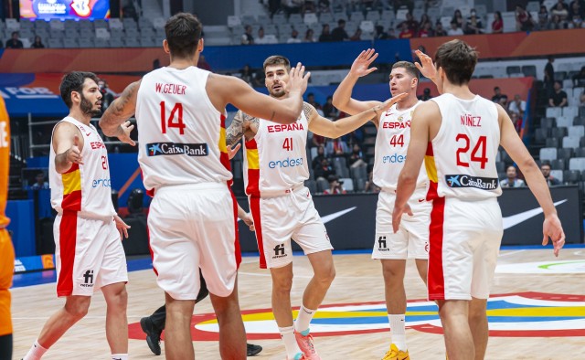 España resuelve sin problema su debut mundialista ante Costa de Marfil