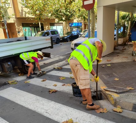 Serveis Públics escomet la neteja d'embornals al casc urbà de Vila-real per previndre inundacions
