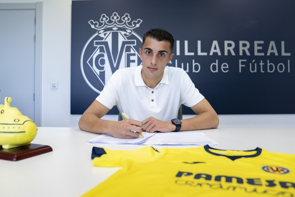 Miguel Ángel Morro firma como nuevo jugador del Villarreal. VILLARREAL CF - 