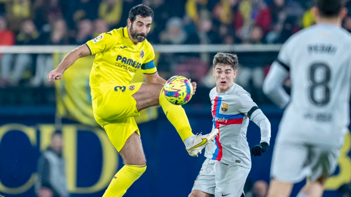 Raúl Albiol y Gavi en el encuentro de la temporada pasada entre Villarreal y Barcelona. VILLARREAL CF - 