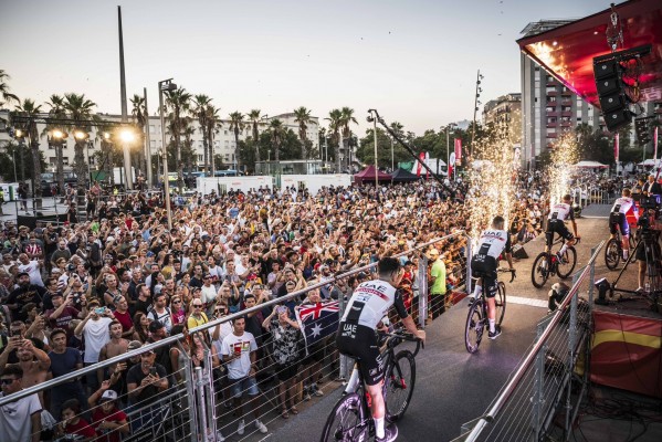 Una contrarreloj por equipos por la Barcelona turística decide el primer líder