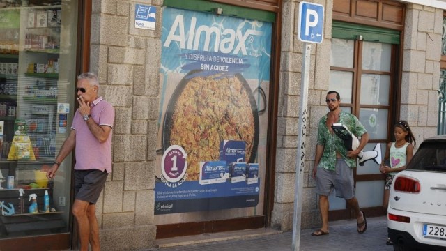 La hostelería valenciana pide la retirada de una campaña de Almax con la imagen de una paella
