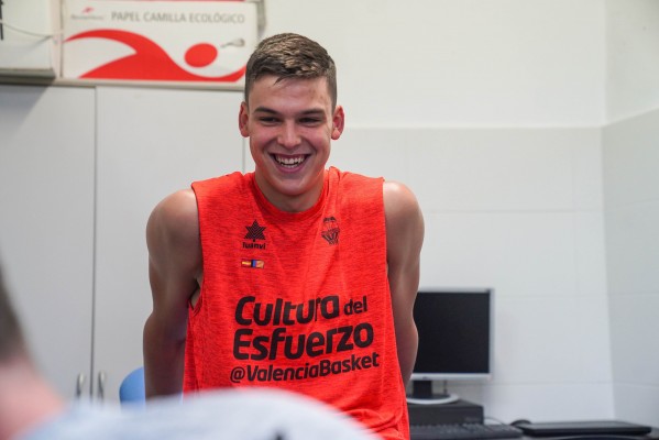 Pradilla se une al trabajo con el Valencia tras ser descartado con la selección
