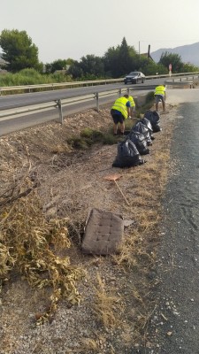 Orihuela ejecuta la limpieza y desbroce del vial que une Hurchillo con Arneva