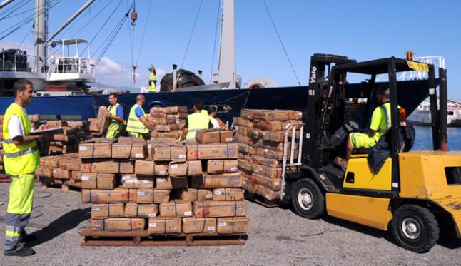 Un grupo de estibadores, durante la descarga de un barco - 
