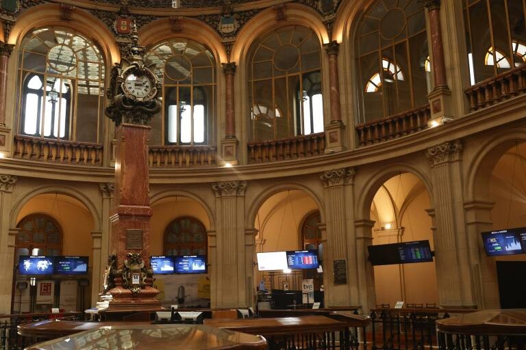 El Ibex 35 modera su avance al 0,2% en la media sesión, pero se consolida en la cota del 9.300