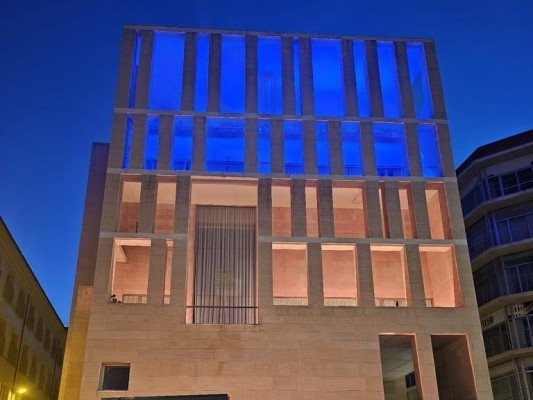 El edificio Moneo se ilumina con los colores de la bandera de Ucrania