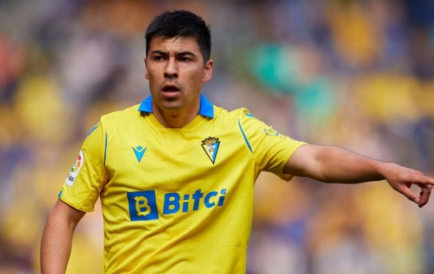 El centrocampista internacional chileno Tomás Alarcón llega al Efesé cedido por el Cádiz 