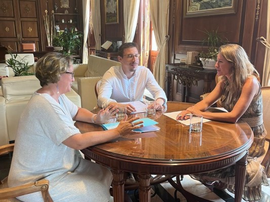 Begoña Carrasco i Alberto
Vidal perfilen la nova Regidoria de Família i Infància