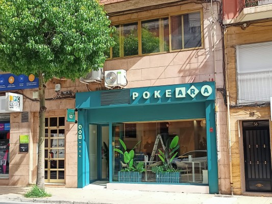 La moda de los 'pokes' también se instaura en Elche con una nueva apertura, Pokeara en Blasco Ibáñez