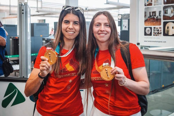 Alba Redondo y Enith Salón regresan a Valencia como campeonas del mundo
