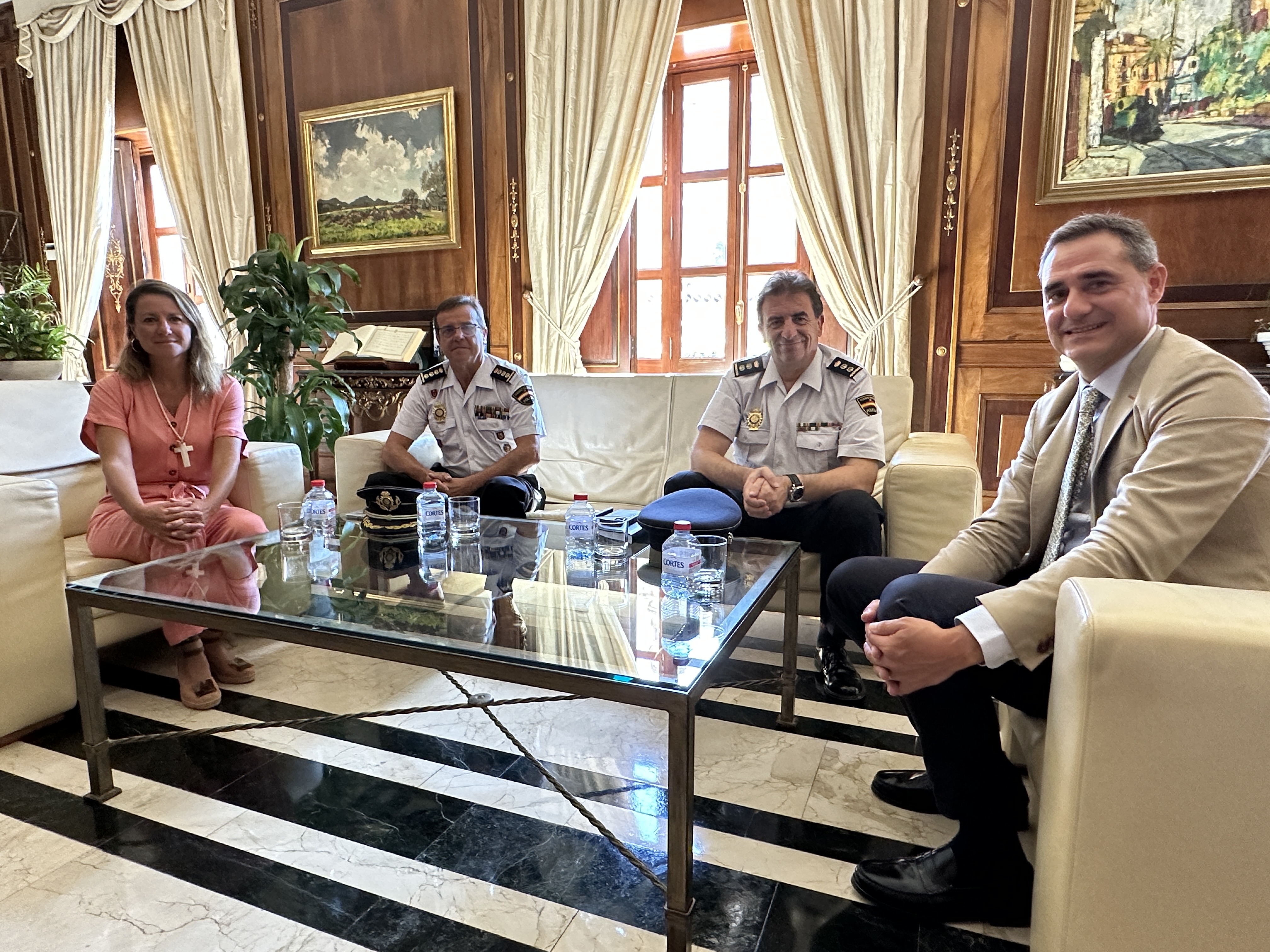 Carrasco apuesta por reforzar la colaboración
entre la Policía Nacional y la Policía
Local de Castelló