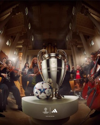 La UEFA presenta los nuevos balones de la Champions masculina y femenina