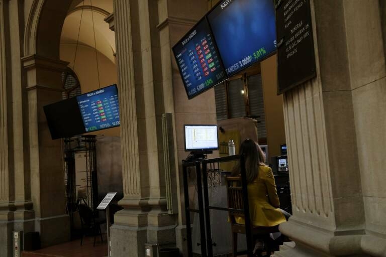 El Ibex 35 avanza un 1% en la media sesión y se mantiene por encima de los 9.300 enteros
