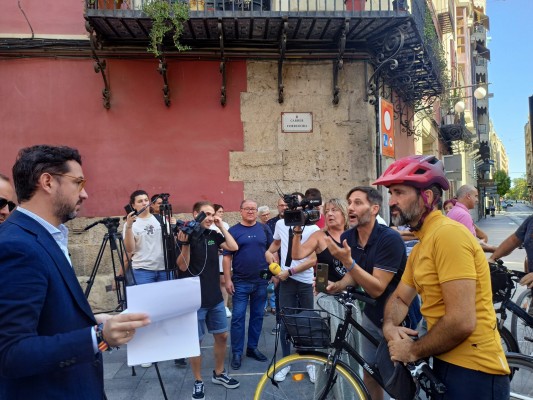 PP y Vox empiezan el desmantelamiento de carriles bici en Elche en medio de protestas