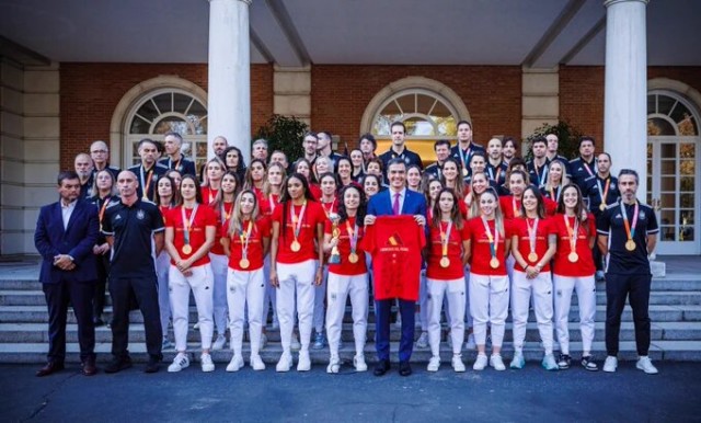 Pedro Sánchez recibe a las campeonas del mundo con 