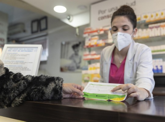 La preocupación por la covid repunta en la Región: crecen un 168% las ventas de test de antígenos