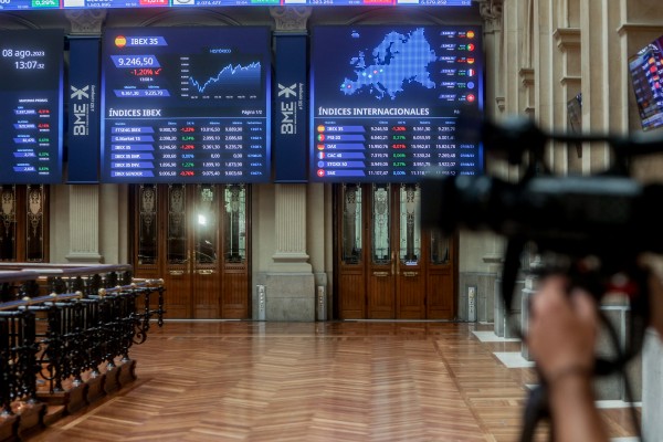 El Ibex 35 se desinfla y cierra con una ligera caída del 0,05%, por debajo de los 9.300 enteros
