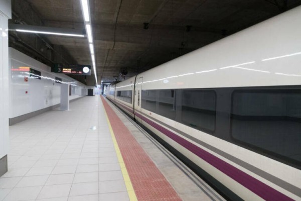 Orihuela pide a Renfe el incremento de las frecuencias del AVE a Madrid