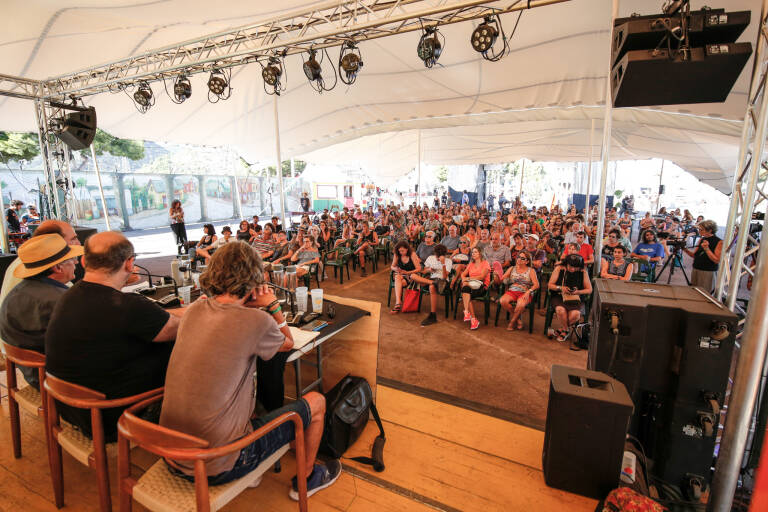 El embajador de WikiLeaks Joseph Farrell debate en apoyo a Julian Assange en el Rototom