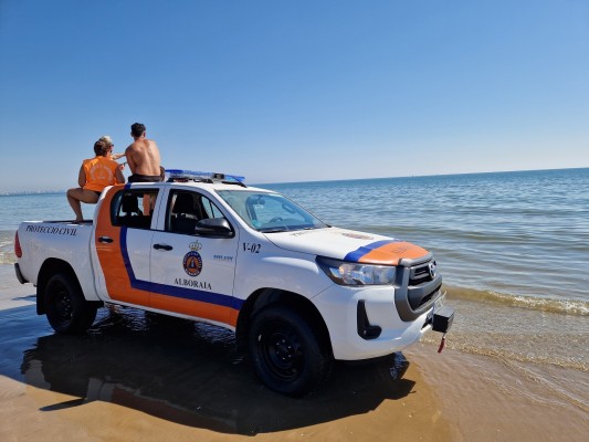 Reabren al baño la playa de la Patacona tras descartarse la presencia de una tintorera
