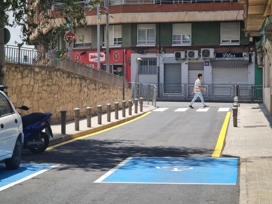 Elda mejora la accesibilidad y el asfalto de la calle Manuel Morales para aumentar la seguridad de los peatones