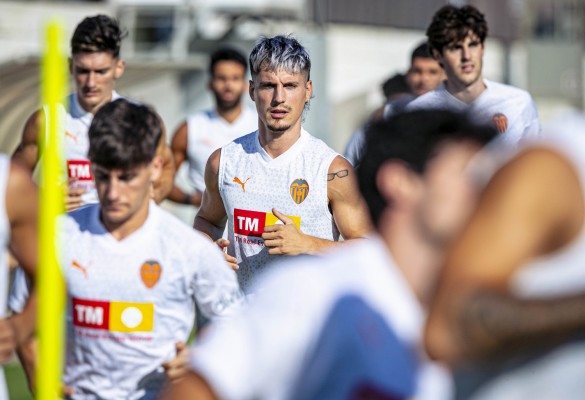 Canós completa su primer entrenamiento con el Valencia