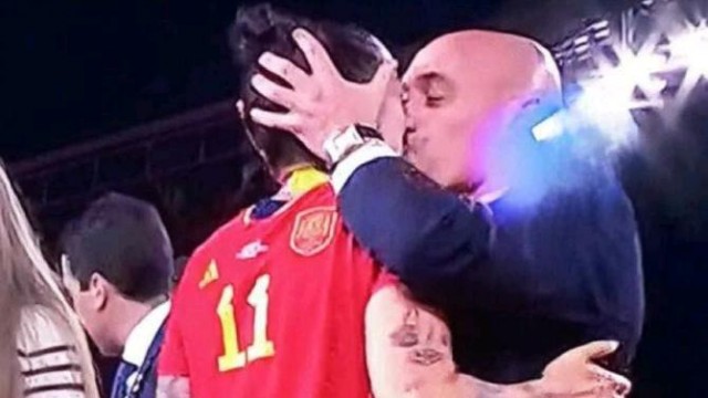 Rubiales se disculpa ante el aluvión de críticas y las exigencias de dimisión por su 'beso' a Hermoso