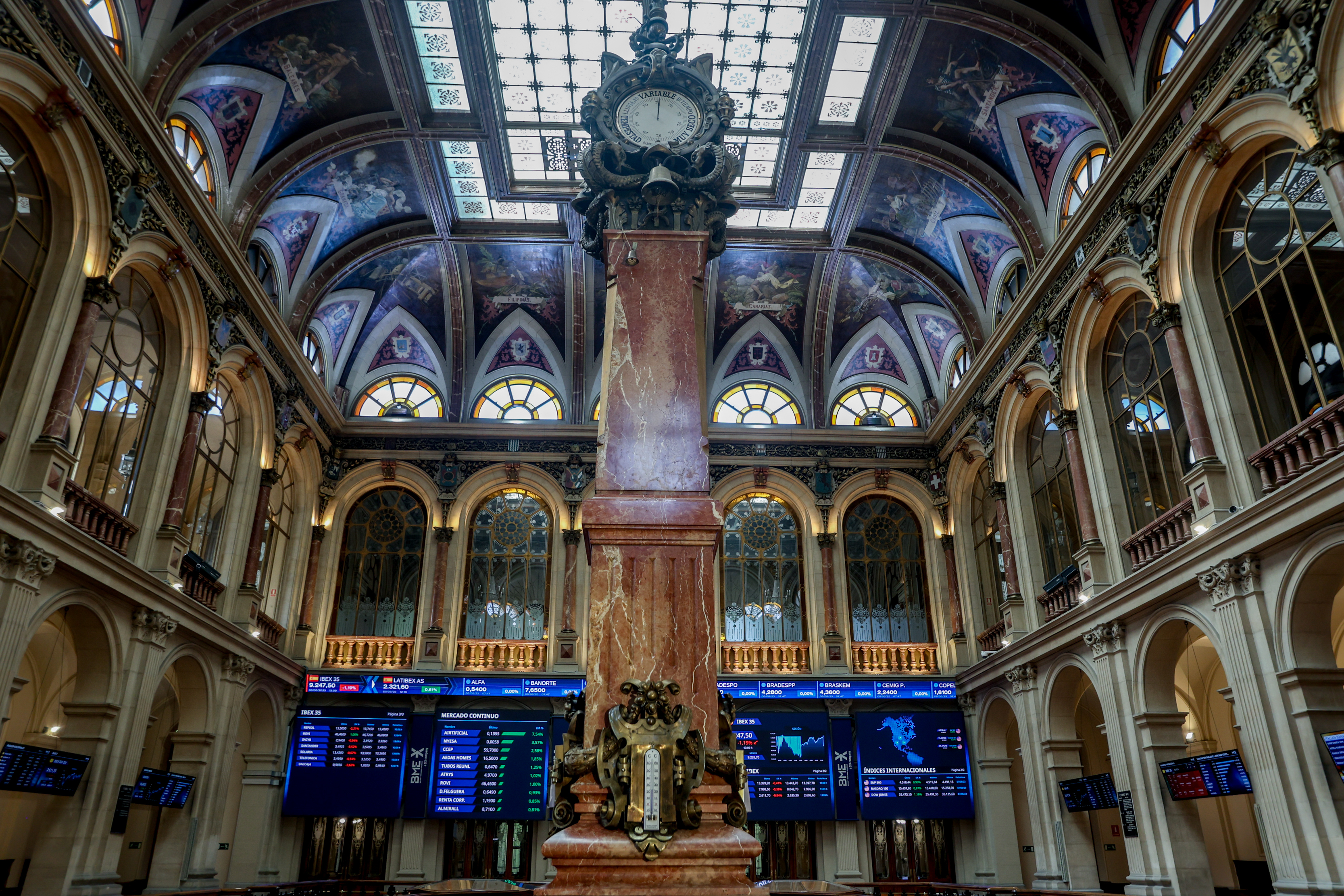 El Ibex 35 se impulsa un 1% en la media sesión y recupera los 9.300 enteros
