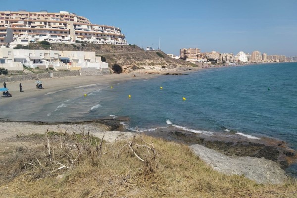 La playa del Banco de Tabal vuelve a estar disponible para el baño