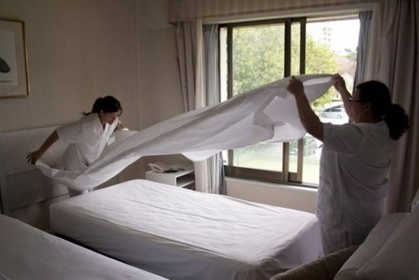 Las camareras de piso en Benidorm escasean: hoteles y apartamentos buscan completar plantilla