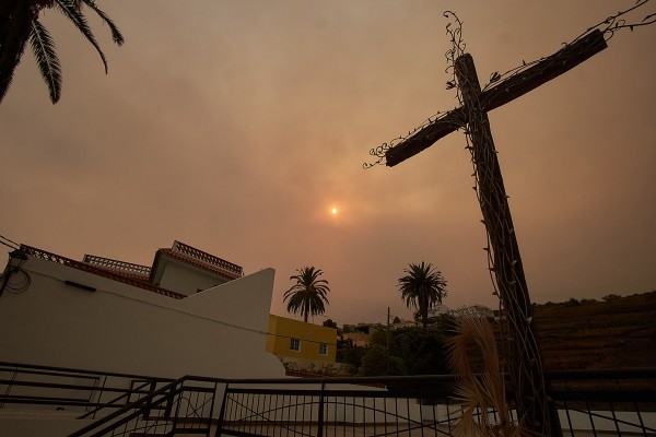 El incendio de Tenerife sigue fuera de capacidad de extinción aunque no hay que pérdida de viviendas